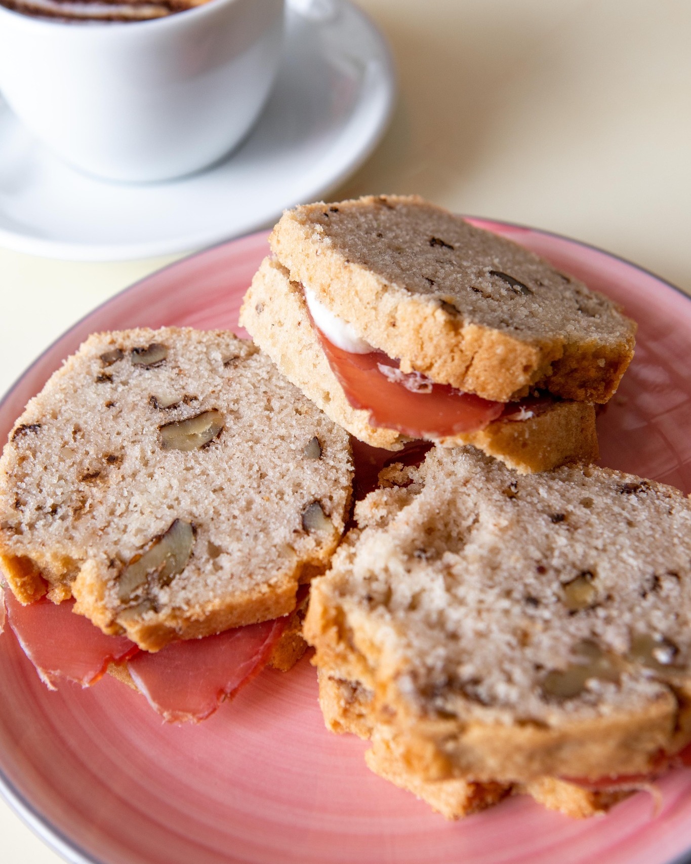 Sandwich de Pan de Nuez sin gluten , sandwich de pan de nuez y queso sin azucar